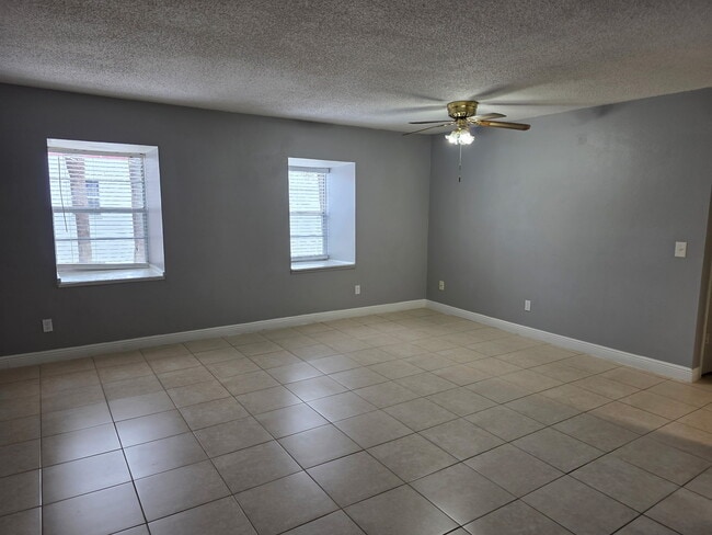 9004 Tudor Dr, Unit K-204 in Tampa, FL - Building Photo - Building Photo