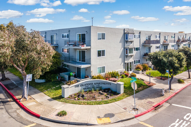 Islander Apartments in Alameda, CA - Building Photo - Building Photo