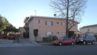 1518 Hazelwood Ave in Los Angeles, CA - Building Photo
