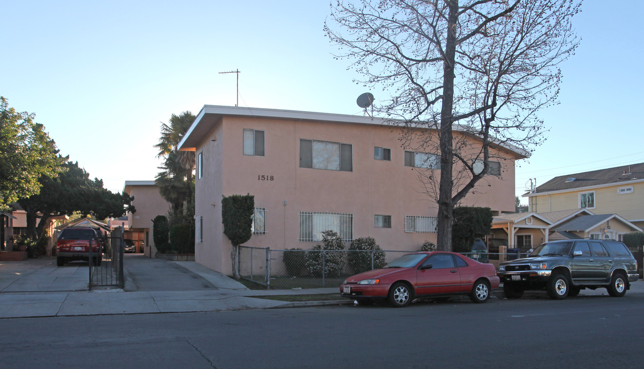 1518 Hazelwood Ave in Los Angeles, CA - Foto de edificio