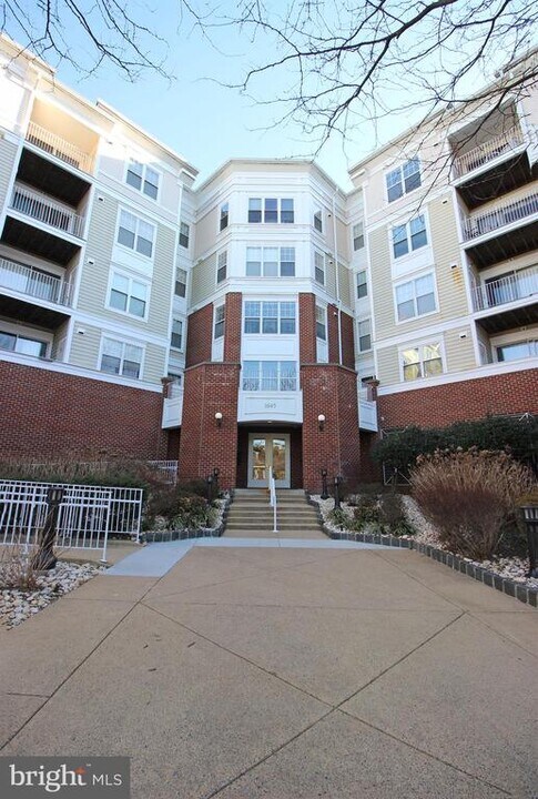 1645 International Dr in McLean, VA - Building Photo
