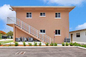 1521 N 23rd Ave, Unit #2 - First Floor in Hollywood, FL - Foto de edificio - Building Photo