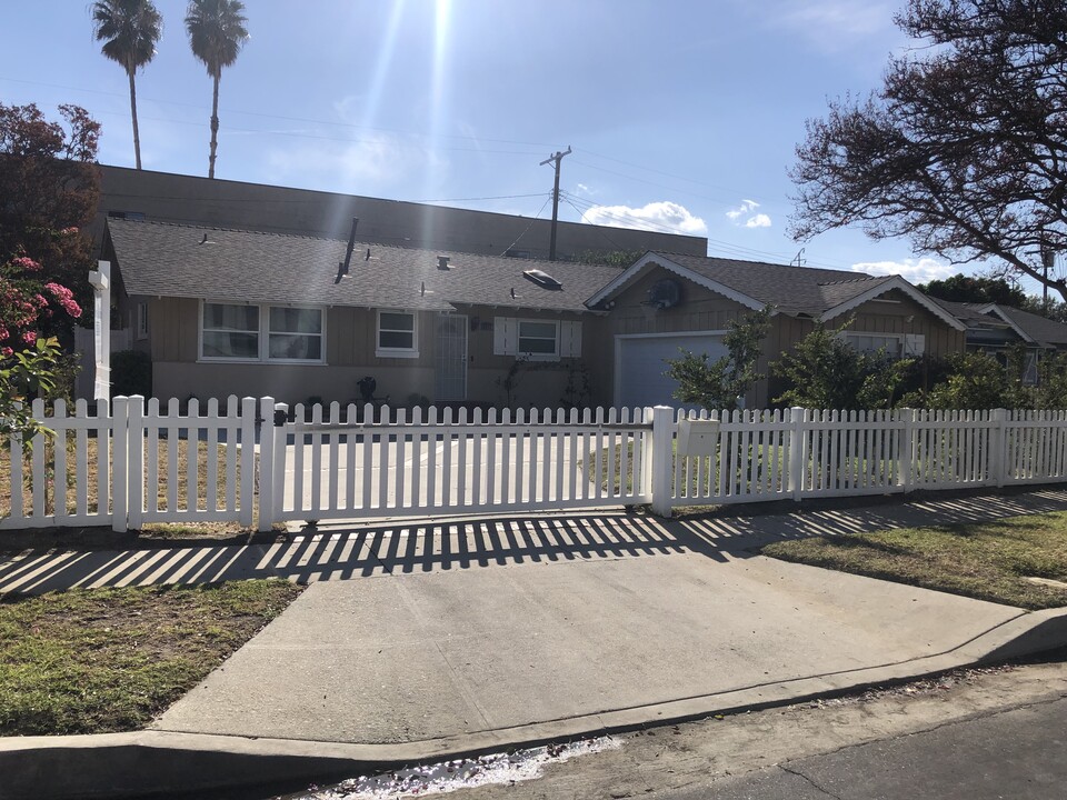 21610 Blackhawk St in Chatsworth, CA - Building Photo