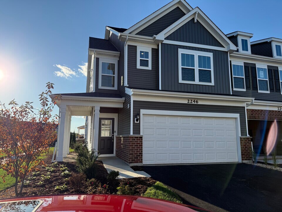 2246 Horseshoe Cir in Naperville, IL - Building Photo