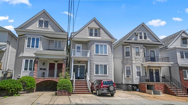 property at 23 W 42nd St