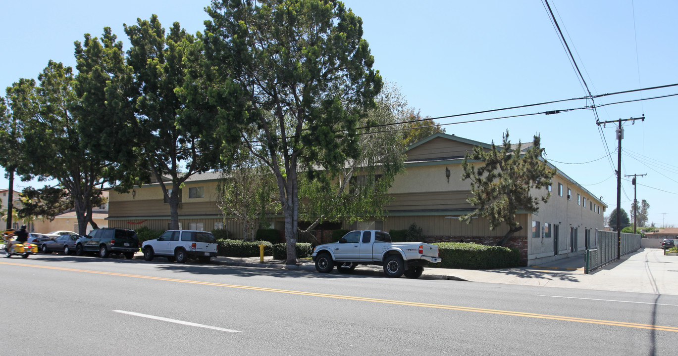 Birchwood Apartments in Downey, CA - Building Photo