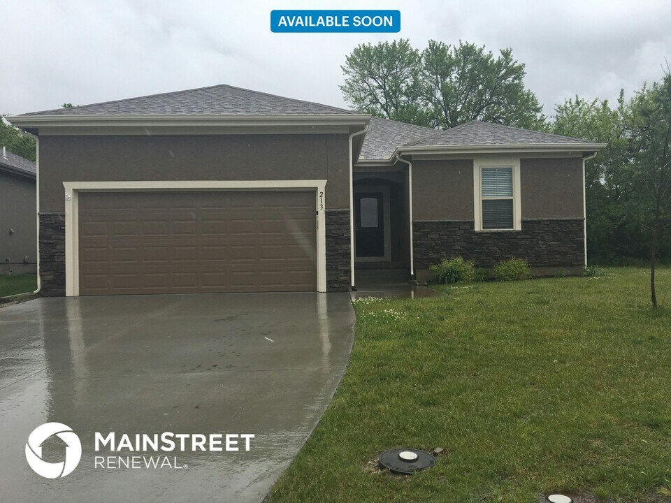213 NE Kim Ct in Grain Valley, MO - Building Photo