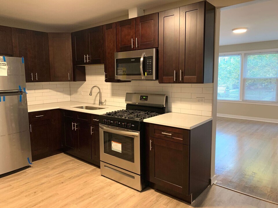 4915 Hull St, Unit 2E in Skokie, IL - Foto de edificio