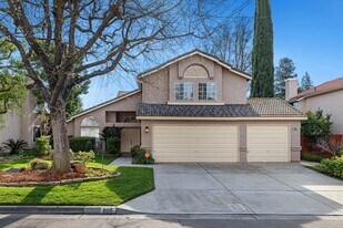 805 E Buckhill Rd in Fresno, CA - Building Photo