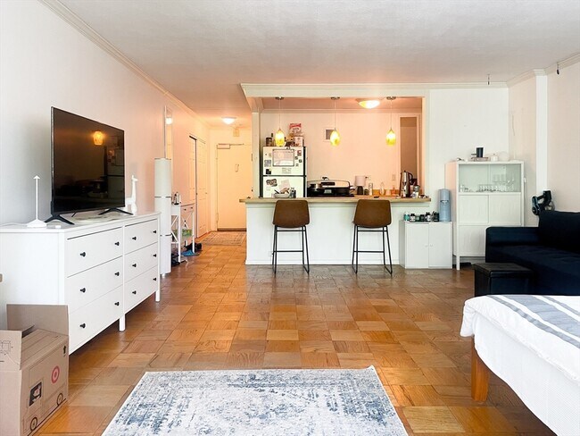 property at 2 Hawthorne Pl