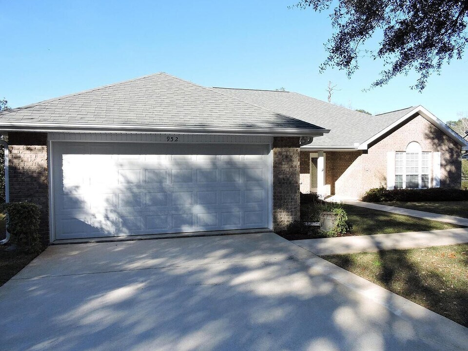 952 Lake Dr in Niceville, FL - Building Photo