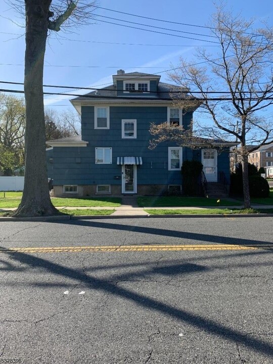 647 Godwin Ave in Midland Park, NJ - Building Photo