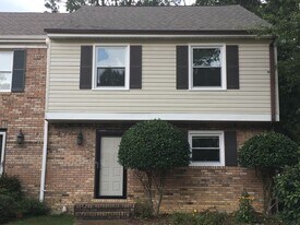 3861 Overton Manor Ln in Vestavia Hills, AL - Building Photo