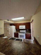 210 Riviera Cir in Weston, FL - Foto de edificio - Building Photo