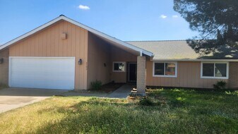 2103 Beechwood Ct in Hanford, CA - Building Photo