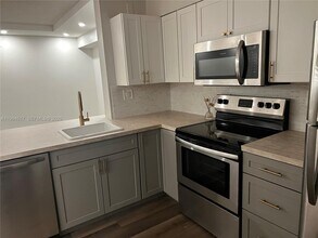 3001 N Oakland Forest Dr in Oakland Park, FL - Building Photo - Building Photo