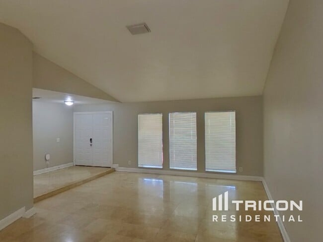 1751 Shady Leaf Dr in Valrico, FL - Foto de edificio - Building Photo