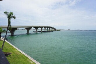 103 1st St E, Unit 205 in Tierra Verde, FL - Foto de edificio - Building Photo