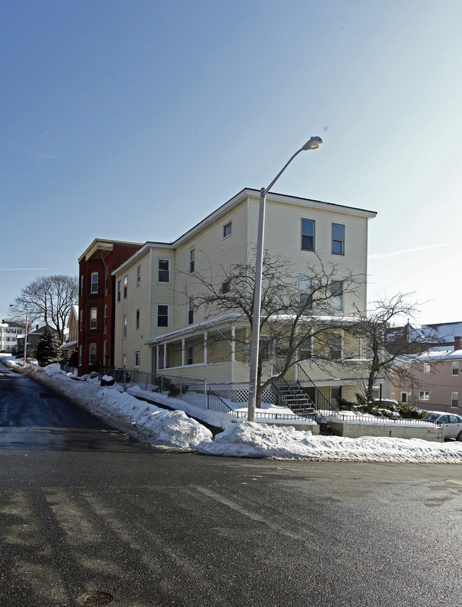 28 Orient St in Worcester, MA - Foto de edificio - Building Photo