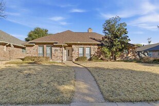 18516 Featherwood Dr in Dallas, TX - Building Photo