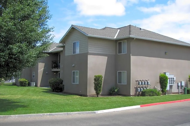 College Park Apartments in Dinuba, CA - Foto de edificio - Building Photo