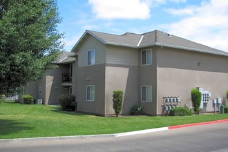 College Park Apartments in Dinuba, CA - Building Photo - Building Photo