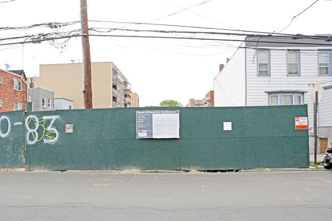 30-83 23rd Street, Astoria, Queens in Astoria, NY - Foto de edificio - Building Photo