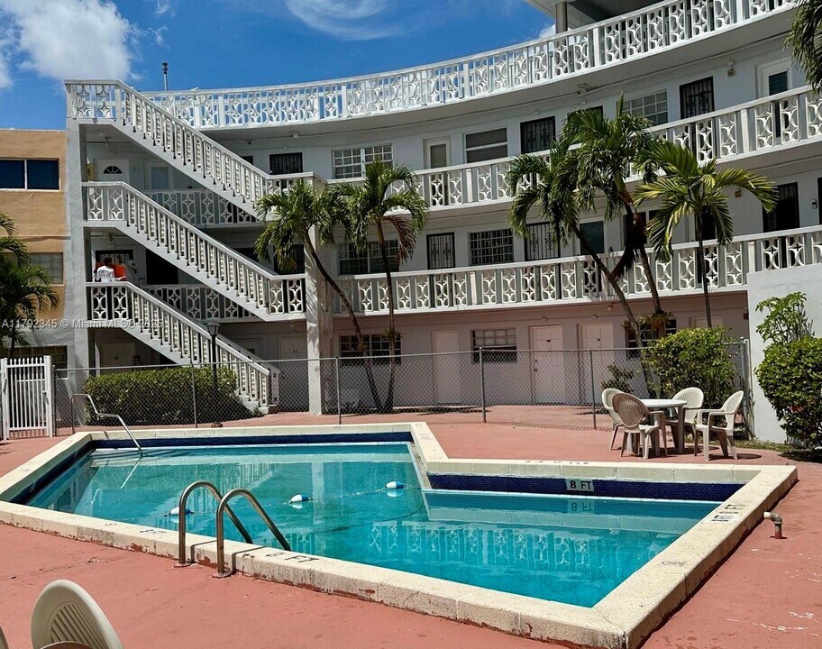 11 SW 52nd Ave in Coral Gables, FL - Building Photo