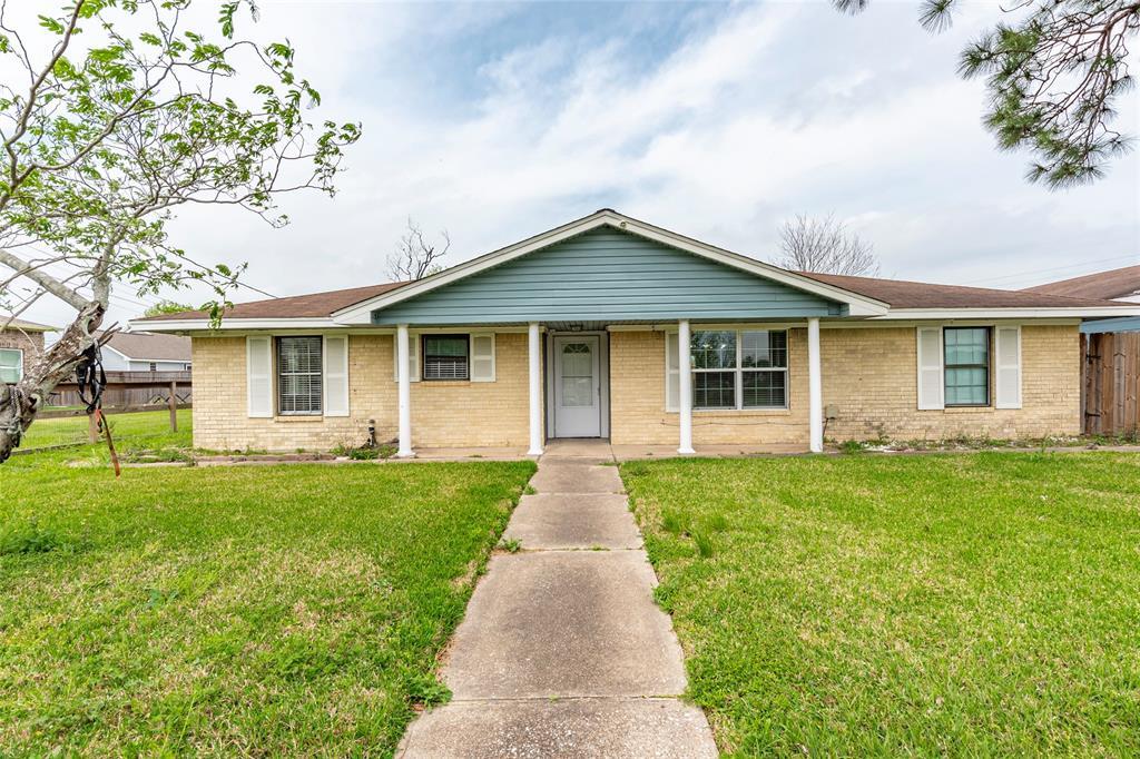 1350 Strawberry St in League City, TX - Building Photo