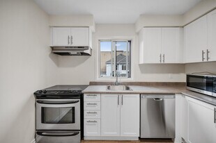 77 Lakeshore Rd in Oakville, ON - Building Photo