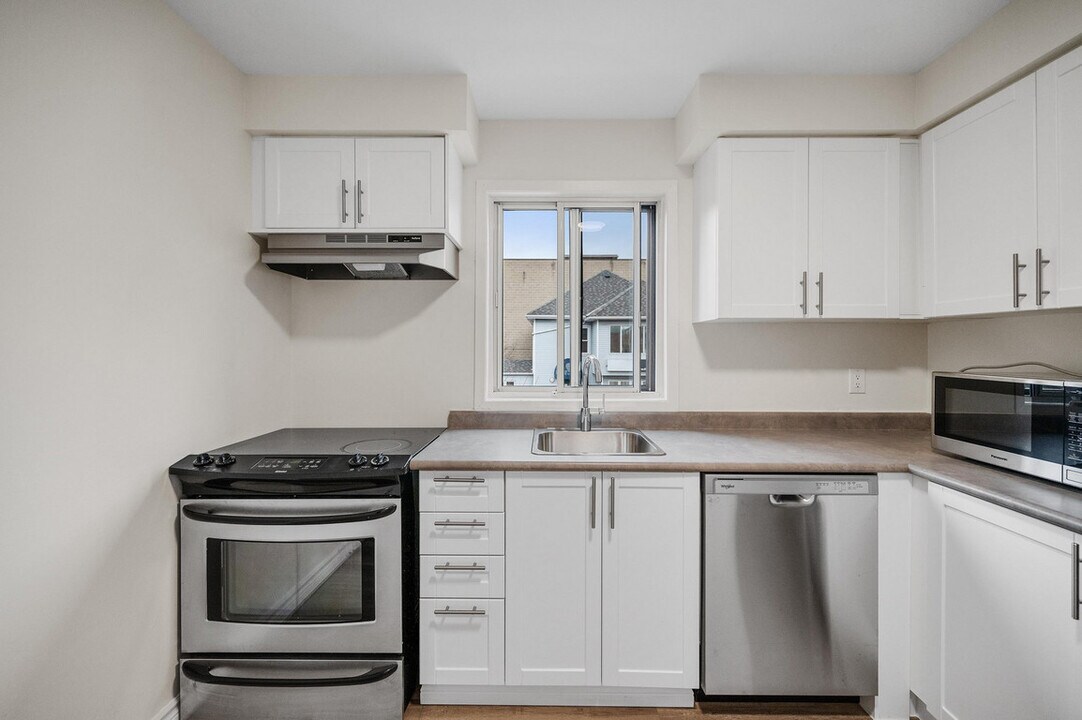 77 Lakeshore Rd in Oakville, ON - Building Photo