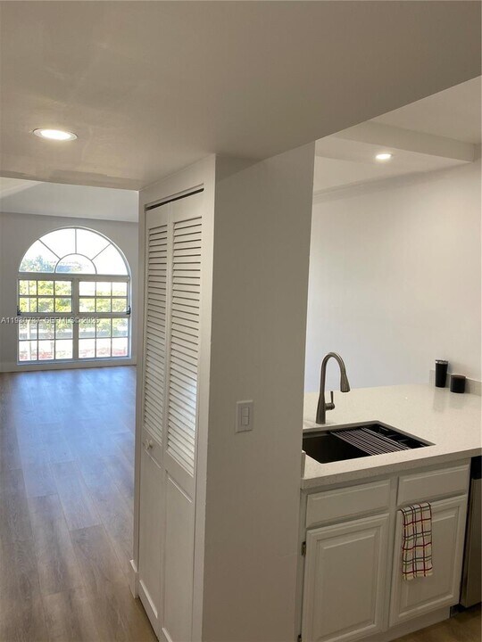 1280 S Alhambra Cir in Coral Gables, FL - Building Photo