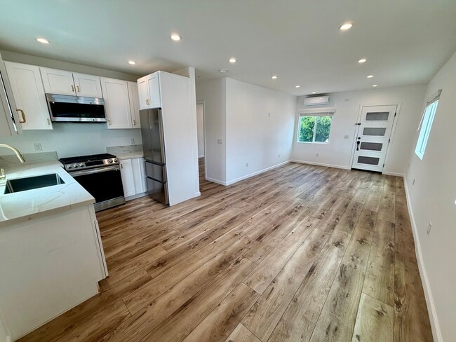 property at 1146 E Wilson Ave