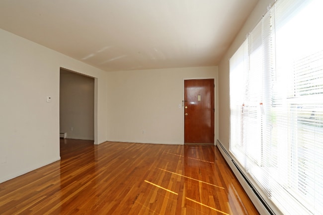 14 Revere Dr in Bloomfield, CT - Building Photo - Building Photo