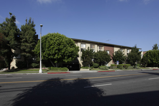 Sun Dial Sawtelle Apartments in Los Angeles, CA - Building Photo - Building Photo