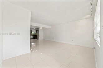 1560 NE 151st St in North Miami Beach, FL - Building Photo - Building Photo