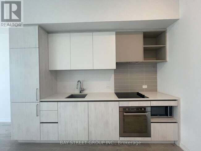 7890 Jane St in Vaughan, ON - Building Photo - Building Photo