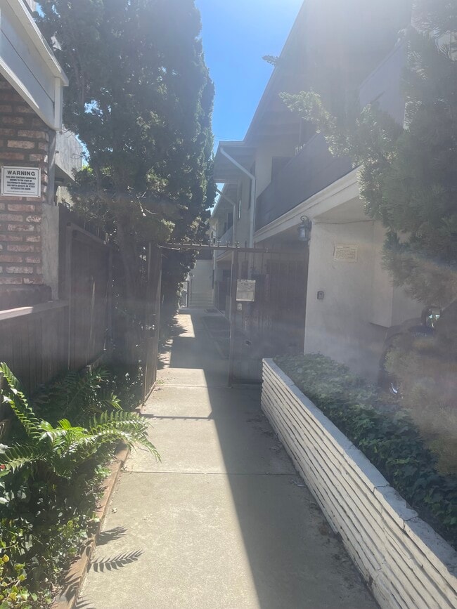 11842 Goshen Ave in Los Angeles, CA - Building Photo - Building Photo