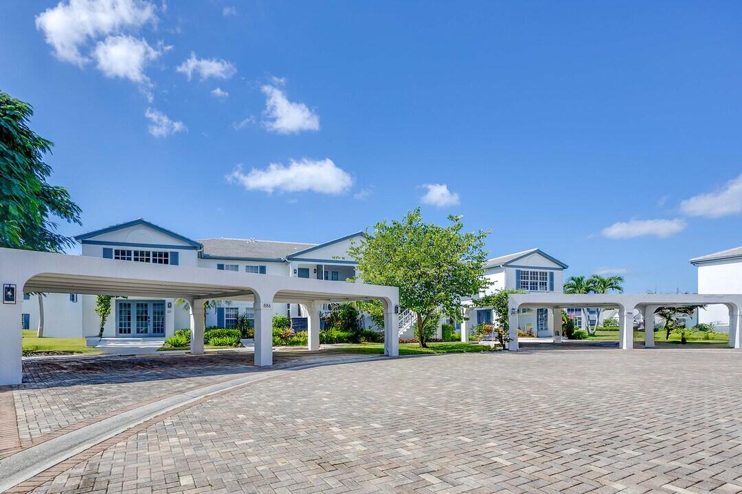 886 Tanbark Dr in Naples, FL - Foto de edificio