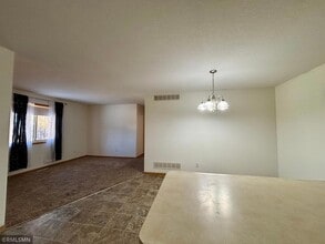 6040 S 1st St in Waverly, MN - Foto de edificio - Building Photo