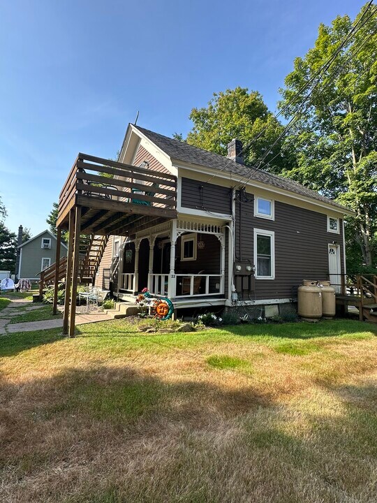 22 N Main St in East Hampton, CT - Building Photo