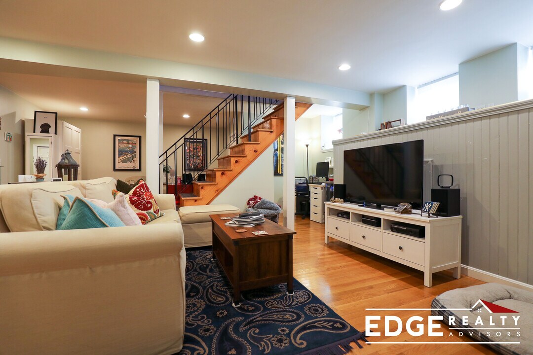 18 Strathmore Rd, Unit B in Brookline, MA - Foto de edificio