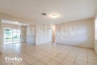 4180 NW 34th Way in Lauderdale Lakes, FL - Foto de edificio - Building Photo