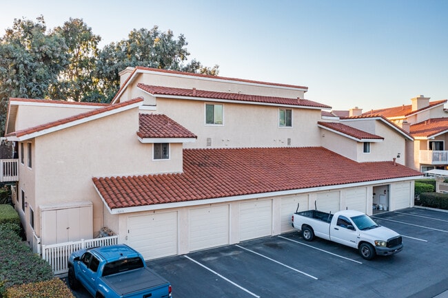 Pier Pointe Condos in Huntington Beach, CA - Foto de edificio - Building Photo