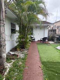 1074 NW 27th St in Miami, FL - Building Photo - Building Photo