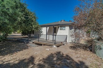 30645 Hume Canyon Rd in Santa Clarita, CA - Foto de edificio - Building Photo