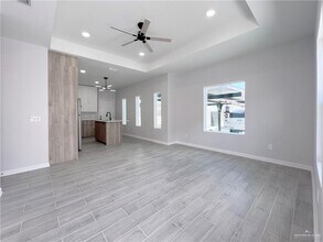 15 N Alexandrite Ave in Edinburg, TX - Foto de edificio - Building Photo