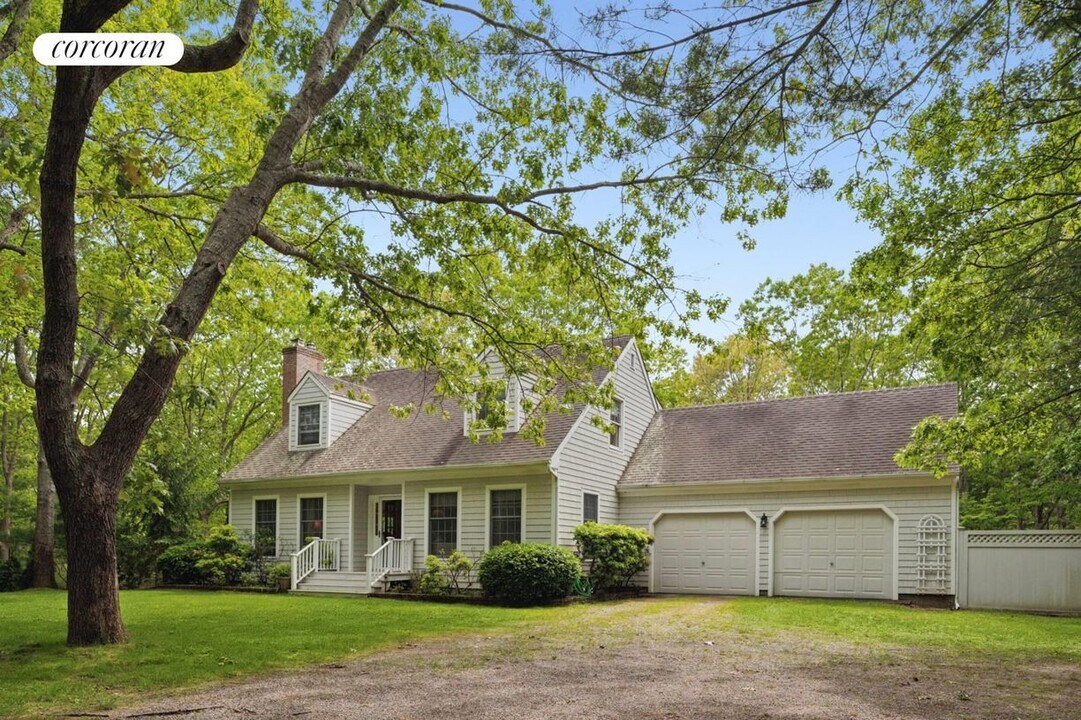 330 Sprig Tree Path in Sag Harbor, NY - Building Photo