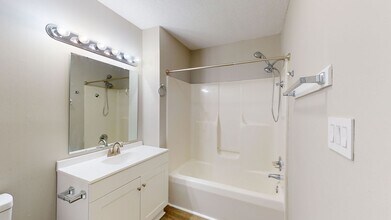 Caldwell Court Apartments! in Greenville, NC - Foto de edificio - Building Photo