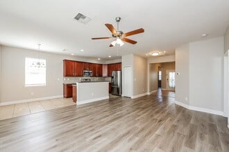 568 Vista Ridge Dr in Ruskin, FL - Foto de edificio - Building Photo